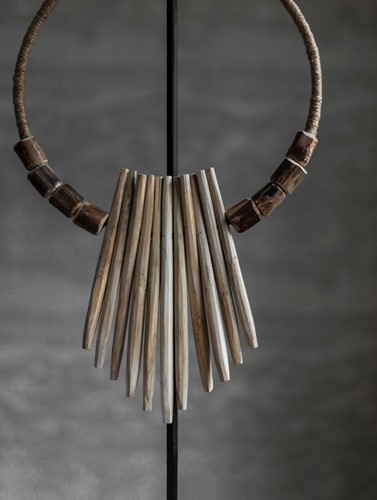 Decorative wooden necklace Sfeer