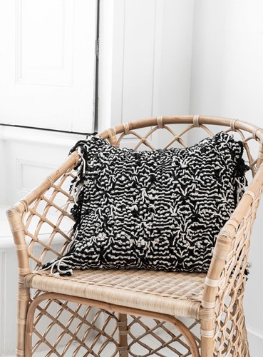 ML 920141 Cushion Zorro square + ML 252844 Lounge chair Levanto_Sfeer