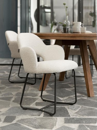 CL ML 749413 Vista arm chair Boucle natural-CL 583770 Tradition dining table