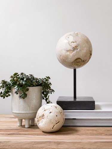 ML 853125 Candle holder Cheese Stone - ML 325904 Object Ball Cheese Stone_Sfeer