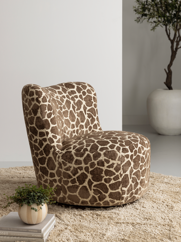 MUST Living fauteuil Dean uit de nieuwe collectie met bruine patroonbekleding in een lichte zithoek